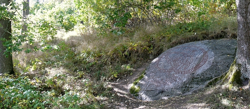 Der Runenfelsen von Bo Gård am Rand des Gräberfeldes am Askrikevägen/Lidingö