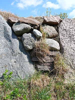 Grønsalen, Trockenmauer